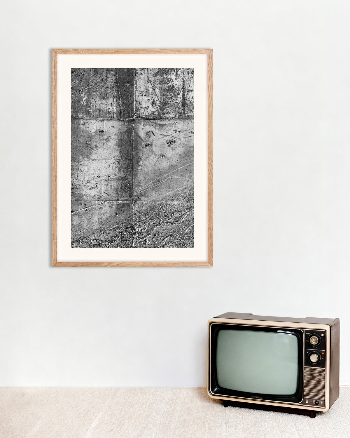 Plakat „Faktura surowego betonu na ścianie” w ramie z naturalnego drewna