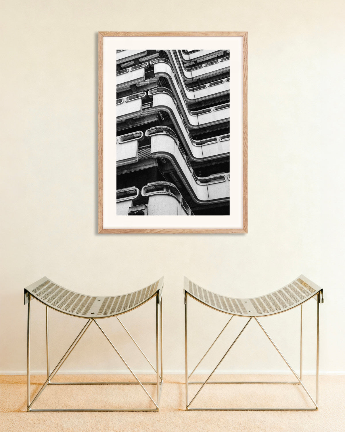 Plakat „Falujące betonowe balkony” w ramie z naturalnego drewna