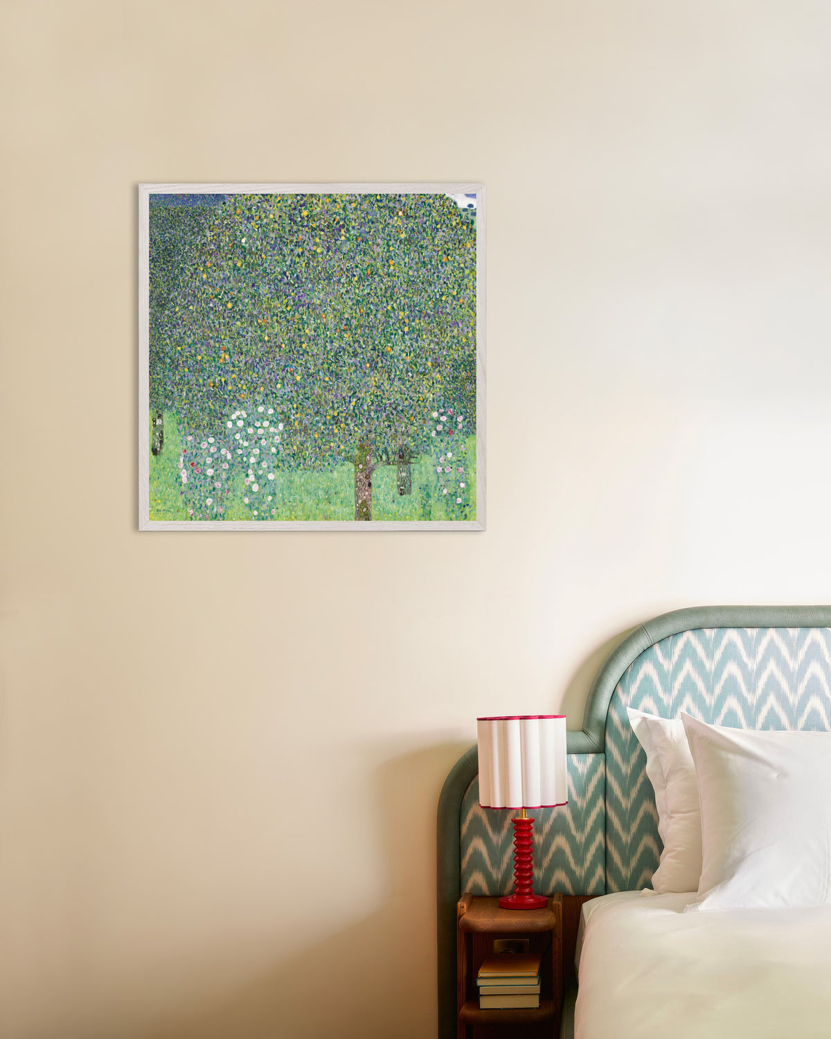 Plakat Krzewy róż pod drzewami (1905), Gustav Klimt, w białej drewnianej ramie