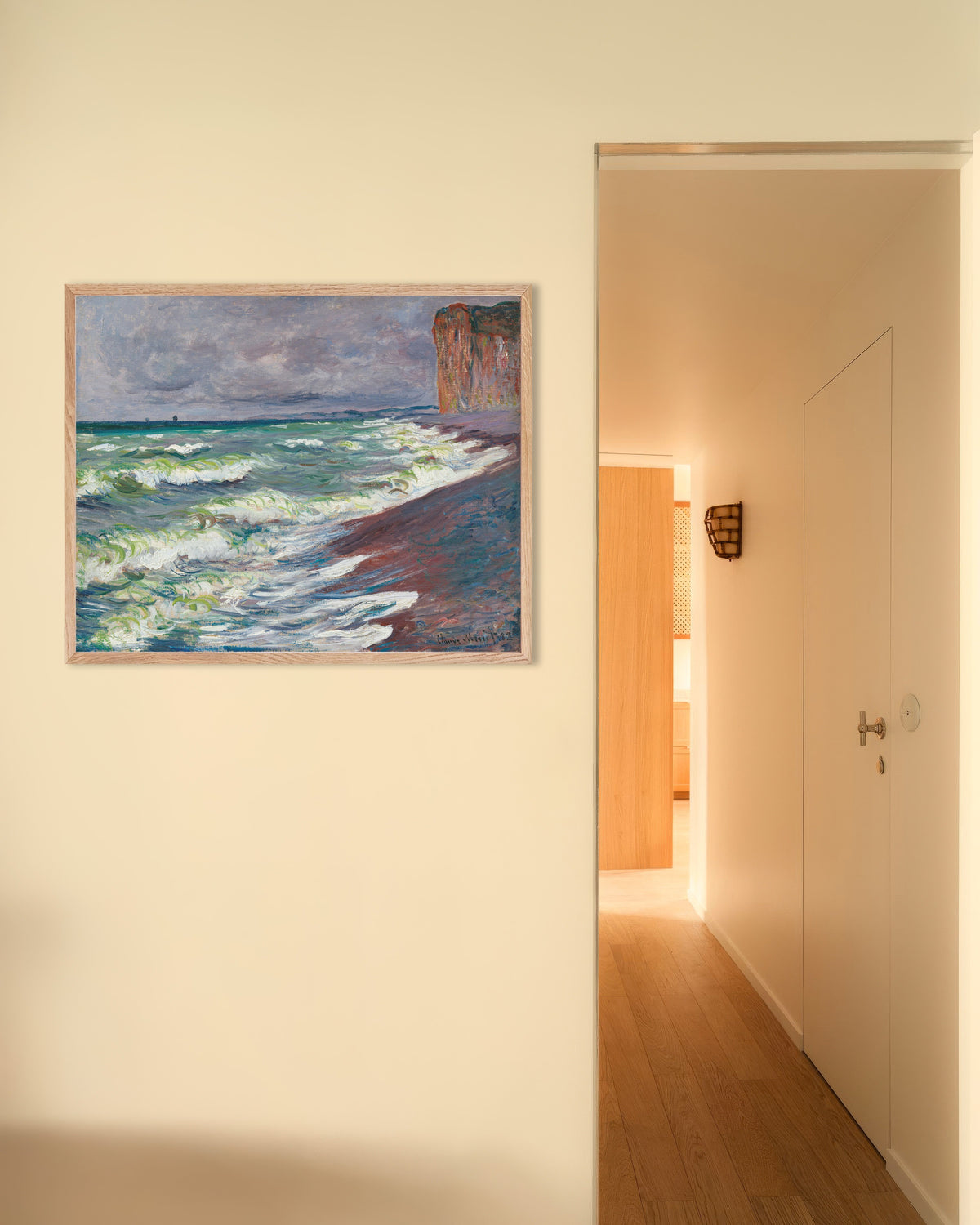 Plakat Wzburzone morze w Pourville (1882), Claude Monet, w ramie z naturalnego drewna