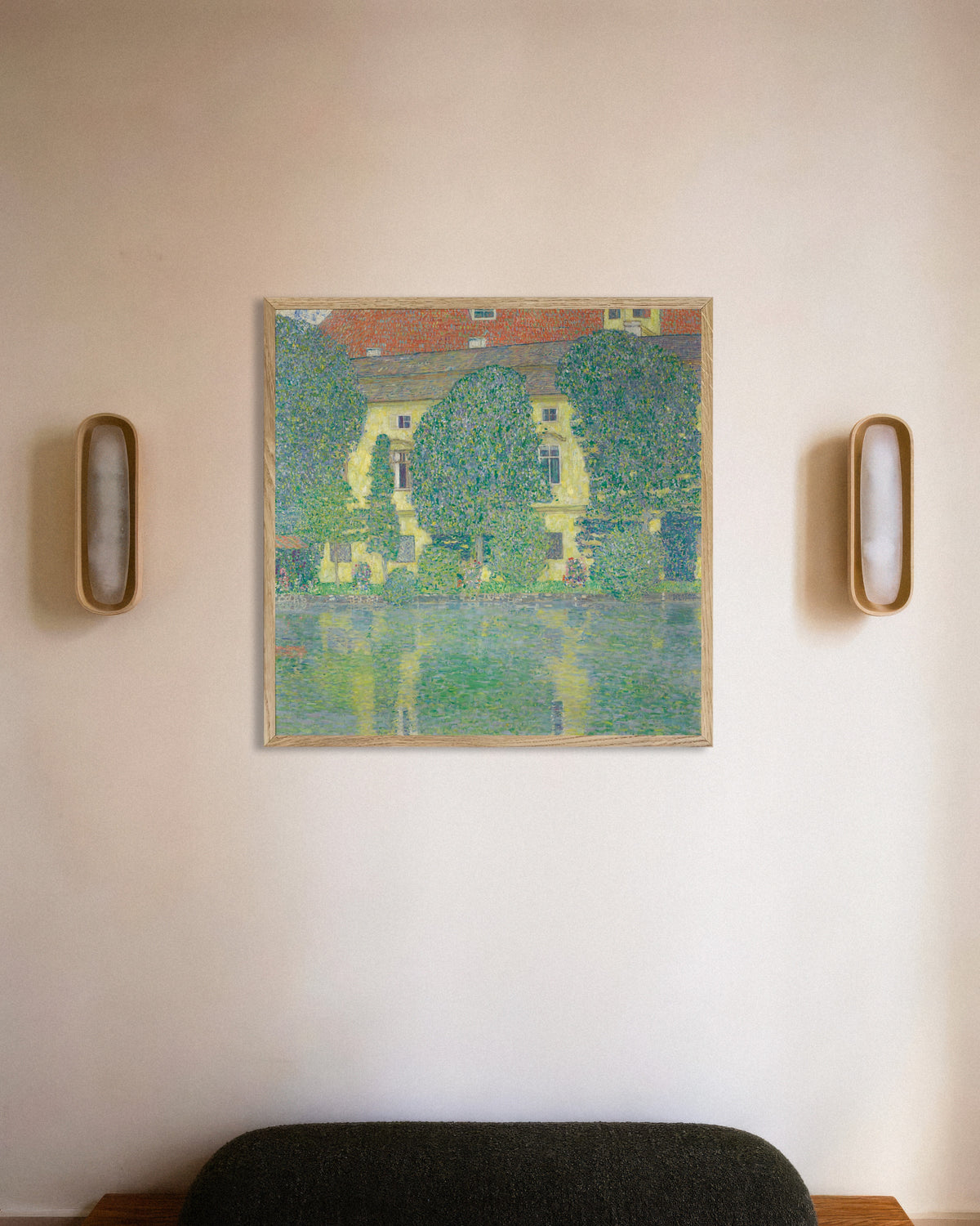 Plakat „Schloss Kammer nad jeziorem Attersee III (1910), Gustav Klimt” w ramie z naturalnego drewna
