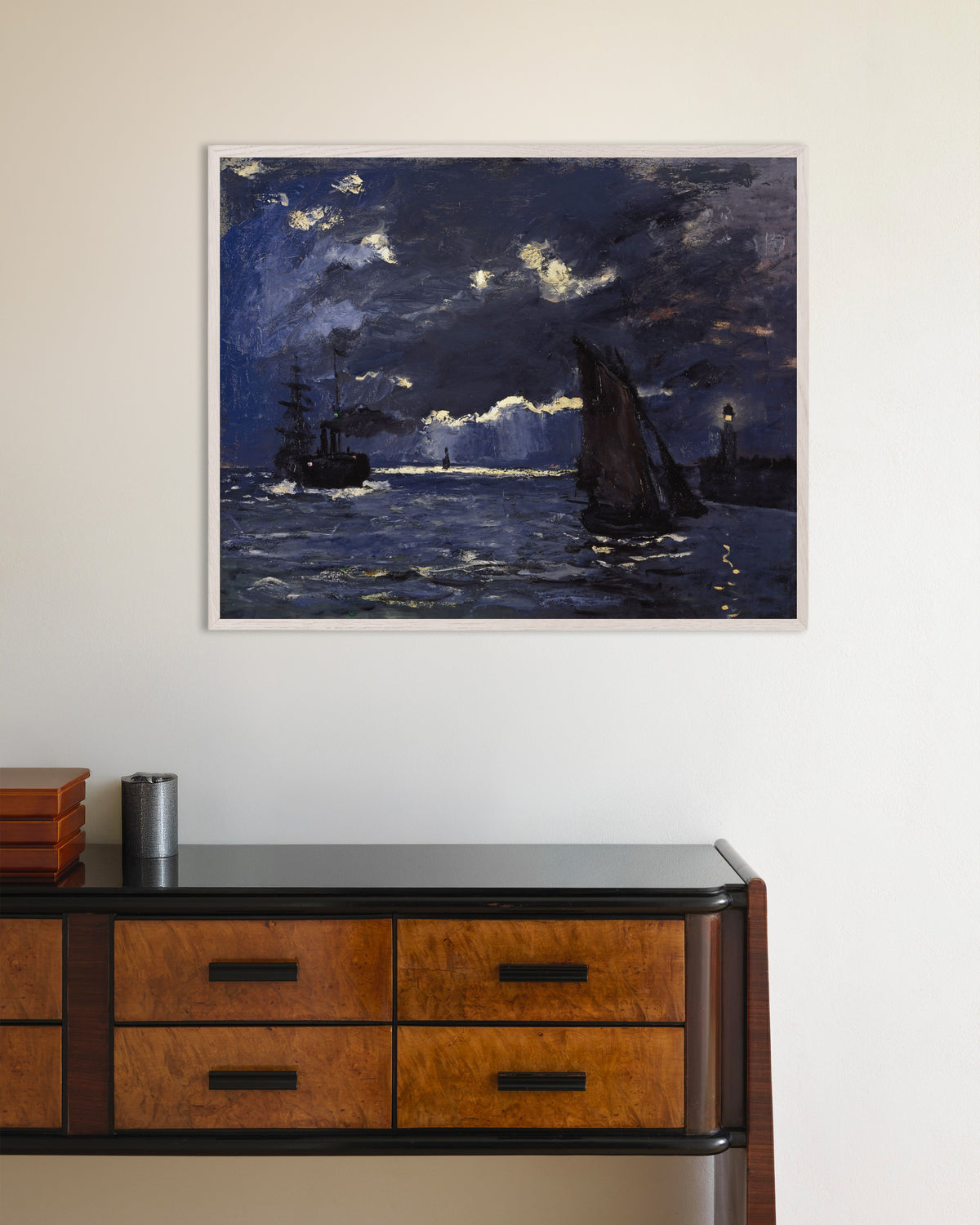 Plakat Pejzaż morski, statki w świetle księżyca (1864), Claude Monet, w białej drewnianej ramie