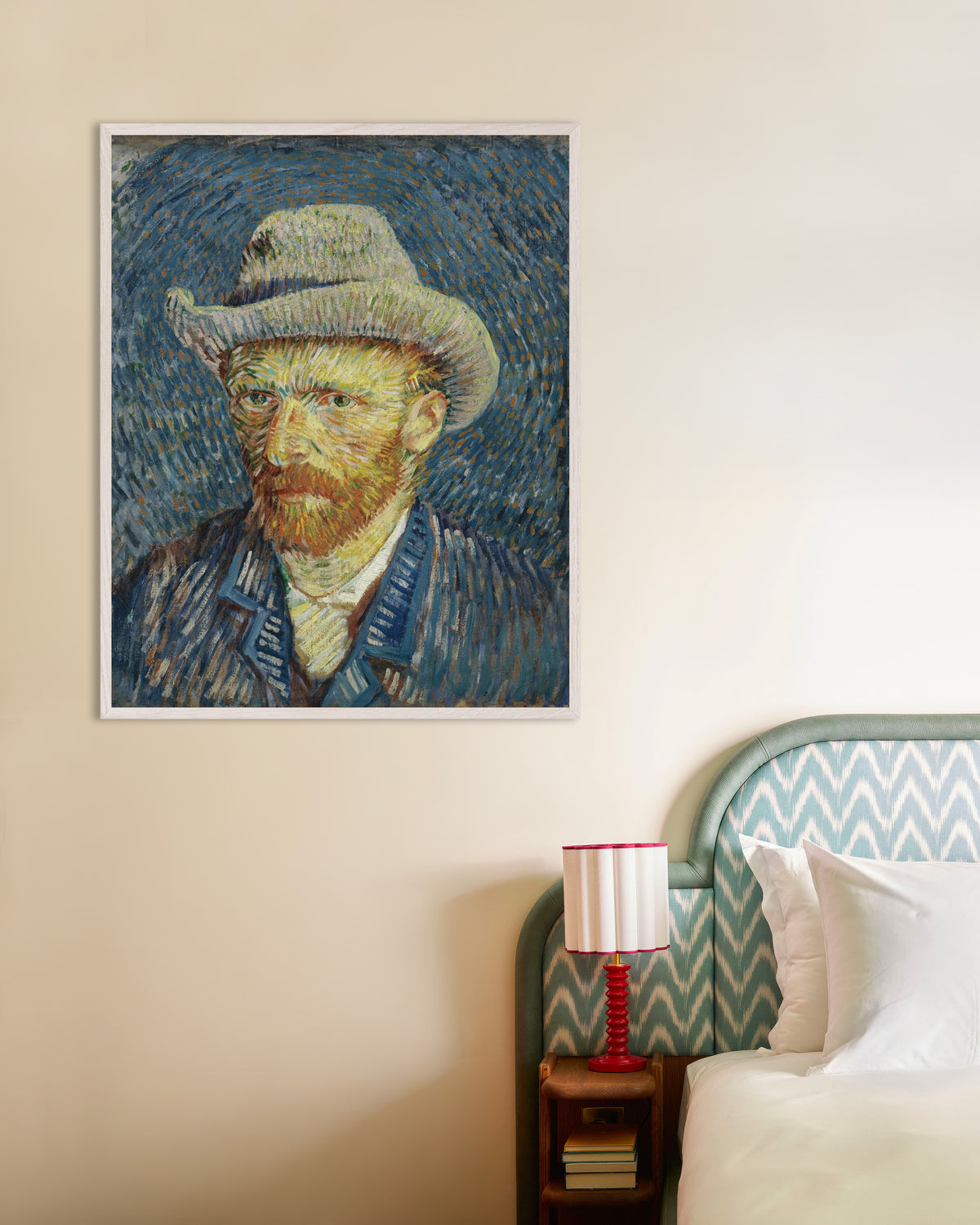 Plakat „Autoportret w szarym filcowym kapeluszu (1887) Vincenta van Gogha” w białej drewnianej ramie
