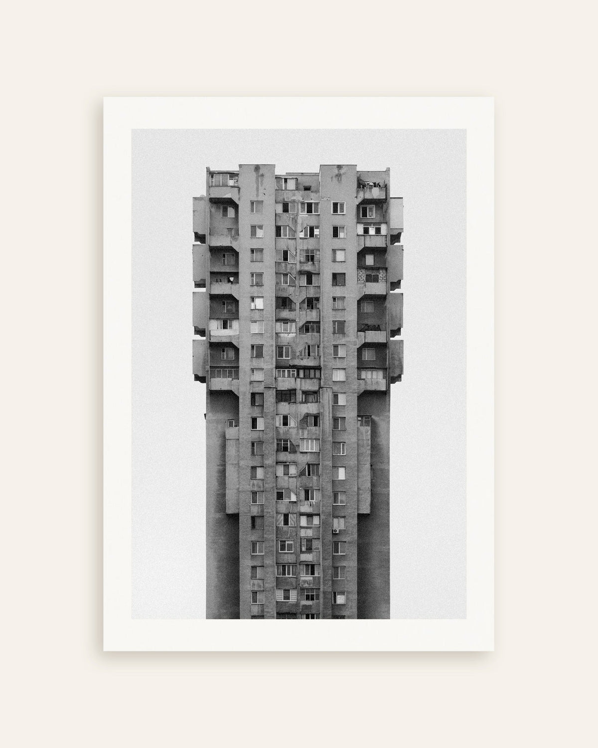 Plakat „Samotny betonowy wieżowiec”, miniatura