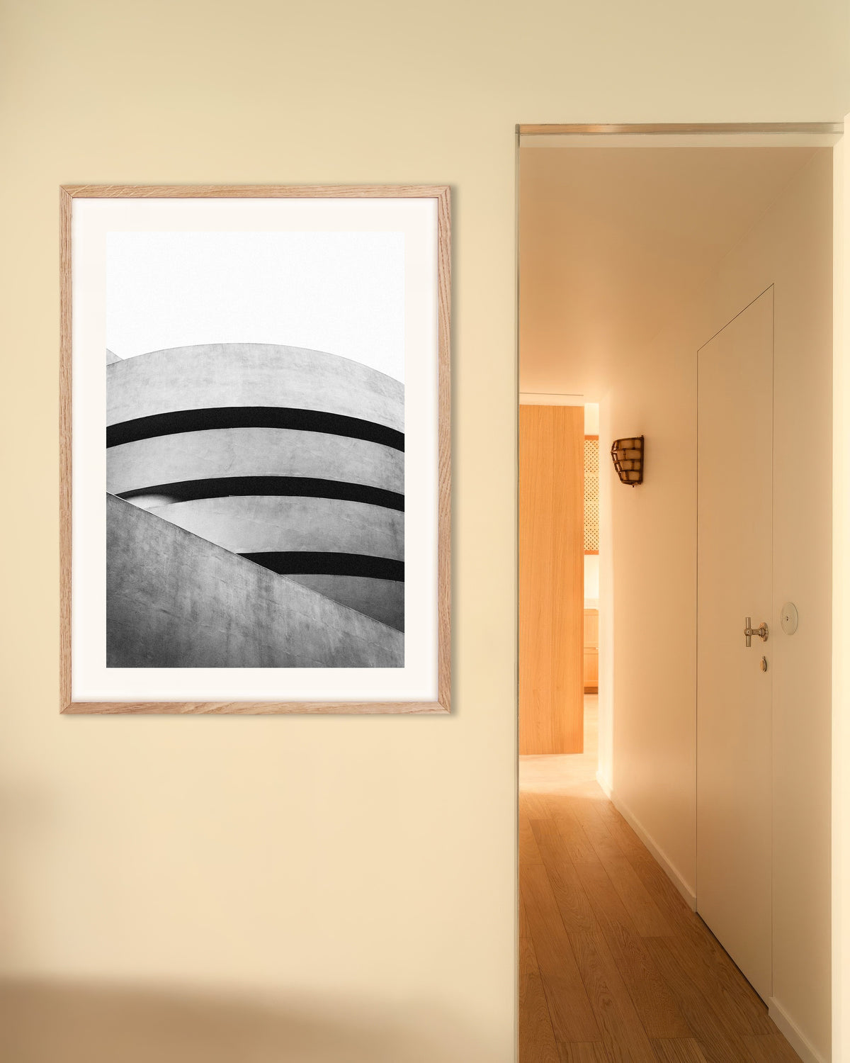 Plakat „Spiralne krzywizny muzeum” w ramie z naturalnego drewna