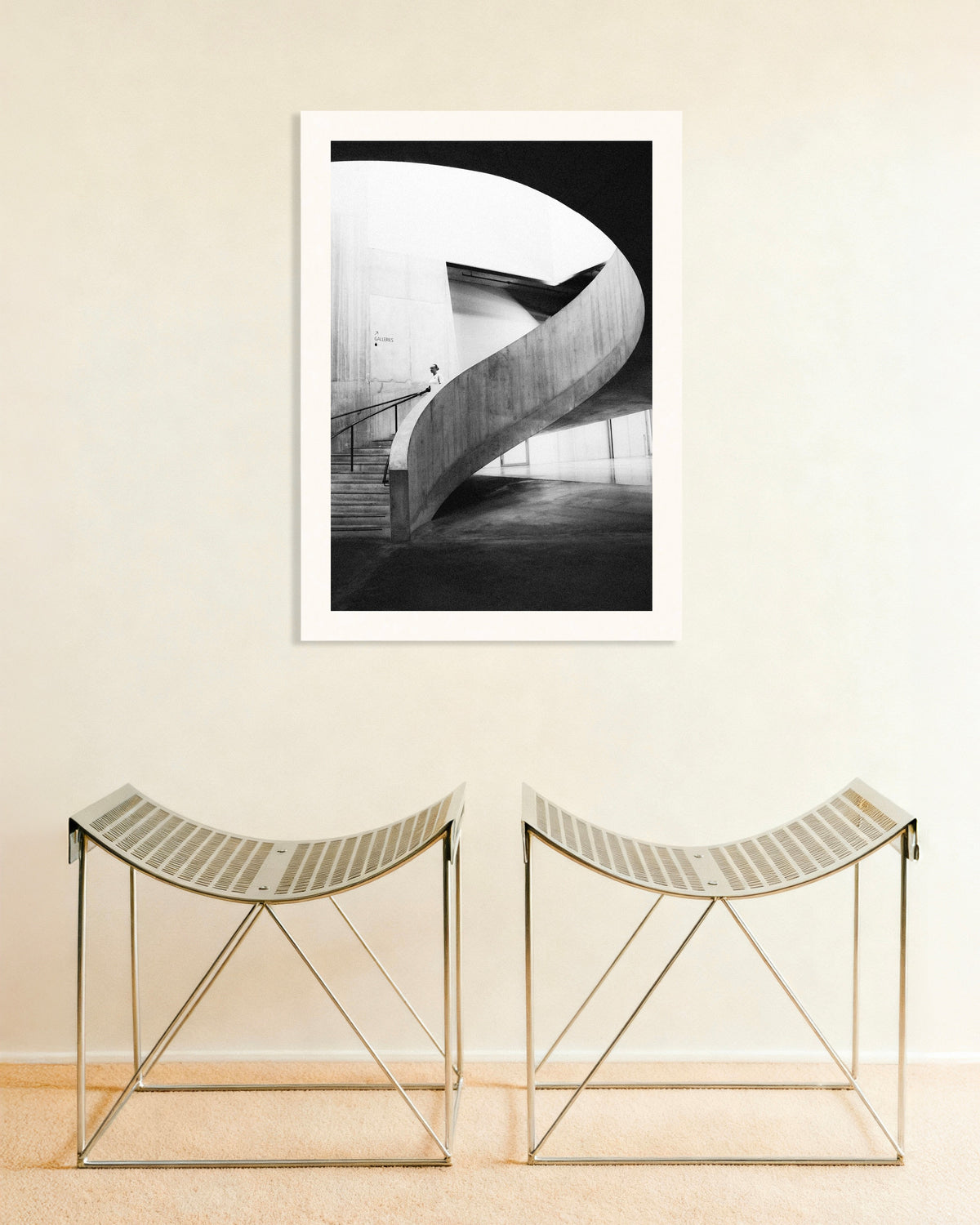 Plakat „Spiralna rampa z postacią zwiedzającego”