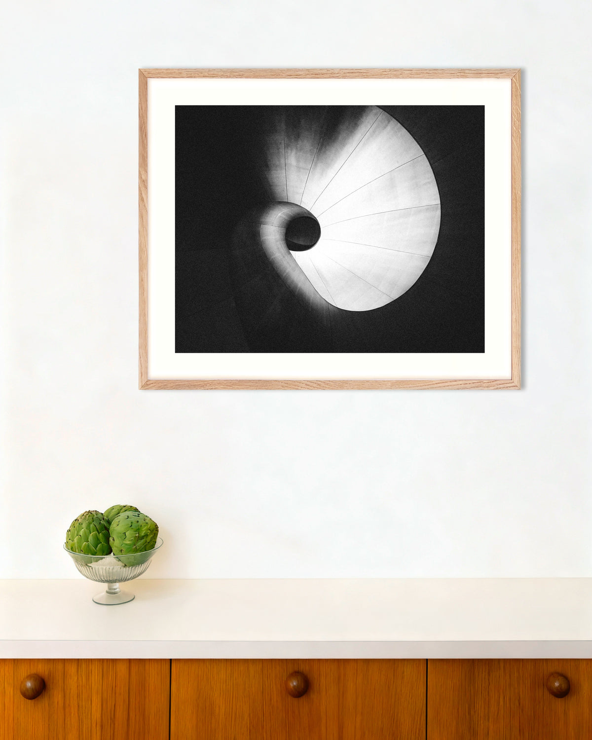 Plakat „Spiralne schody widziane od dołu” w ramie z naturalnego drewna