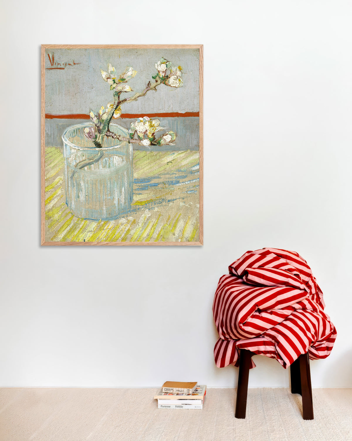 Plakat „Gałązka kwitnącego migdałowca w szklance (1888), Vincent van Gogh” w ramie z naturalnego drewna