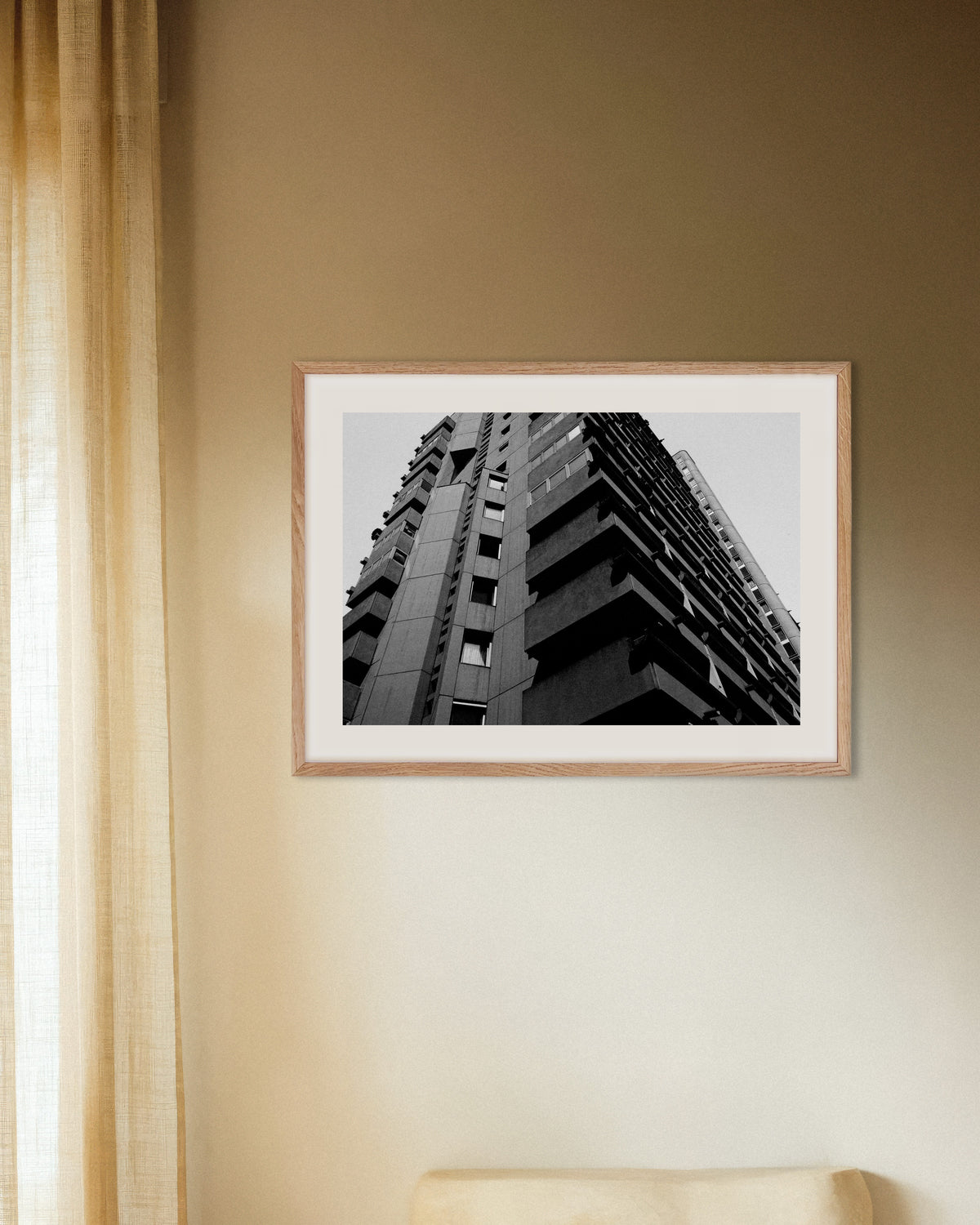 Plakat „Betonowe balkony widziane z dołu” w ramie z naturalnego drewna