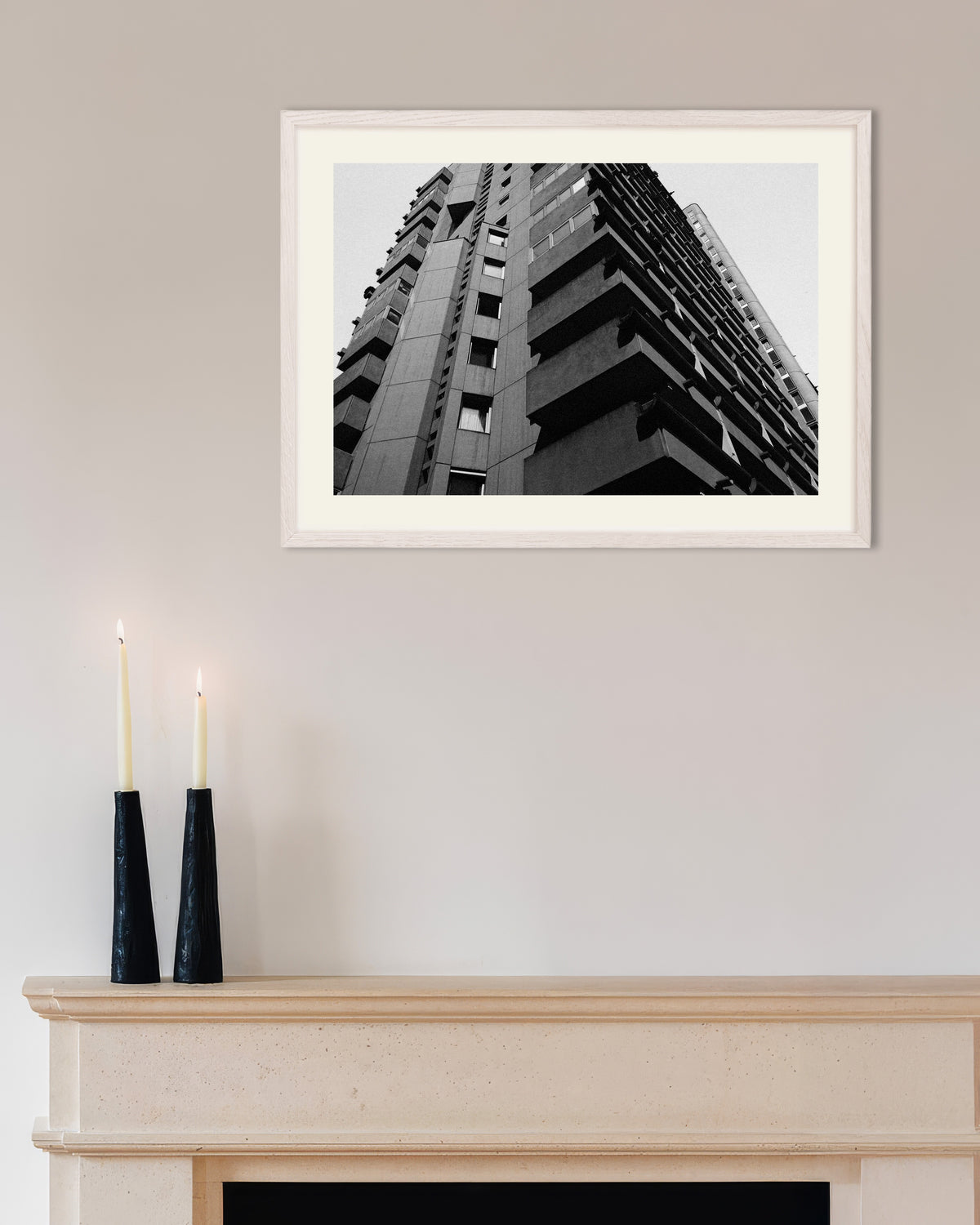 Plakat „Betonowe balkony widziane z dołu” w białej drewnianej ramie