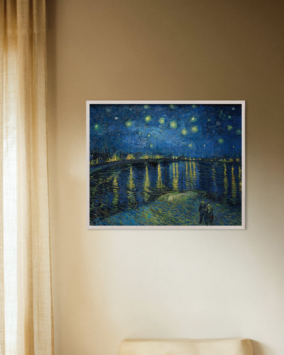 Plakat z reprodukcją obrazu „Gwiaździsta noc nad Rodanem (1888), Vincent van Gogh”, w białej drewnianej ramie