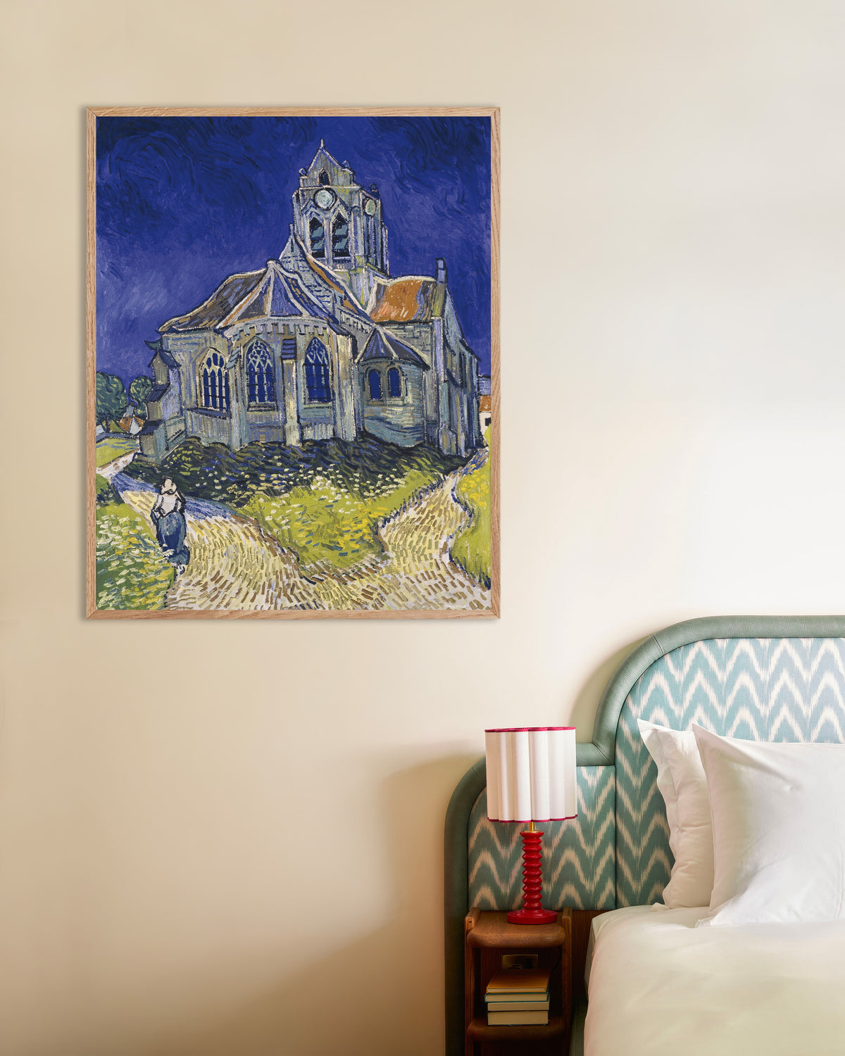 Plakat z dziełem Kościół w Auvers-sur-Oise (1890) Vincenta van Gogha, w ramie z naturalnego drewna
