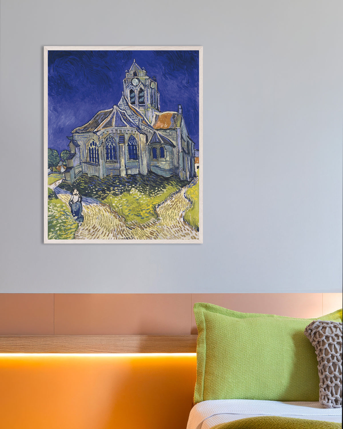 Plakat z dziełem Kościół w Auvers-sur-Oise (1890) Vincenta van Gogha, w białej drewnianej ramie