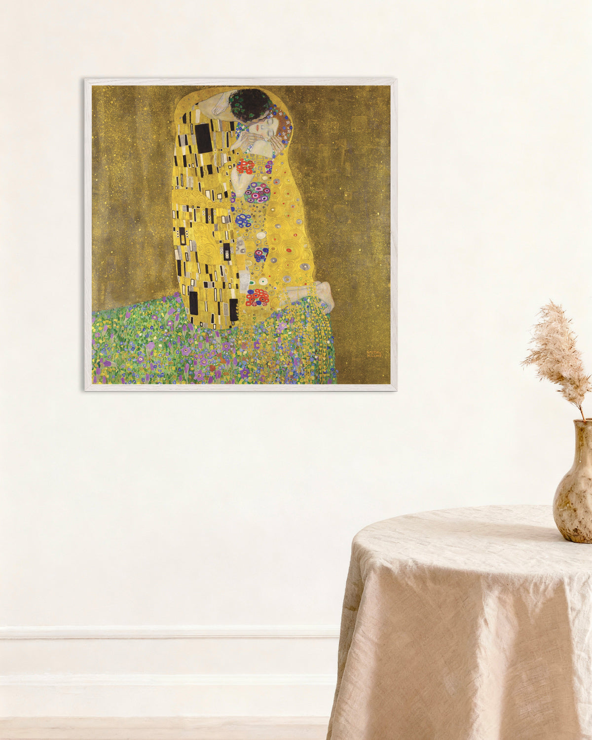 Plakat Pocałunek (1907–1908), Gustav Klimt, w białej drewnianej ramie