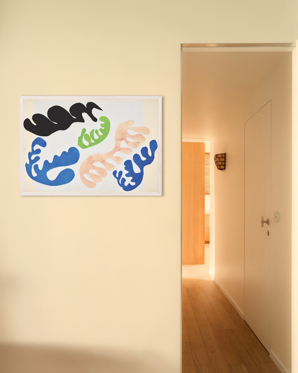 Plakat „Laguna w błękicie i koralu (Jazz, 1947) autorstwa Henri Matisse'a” w białej drewnianej ramie