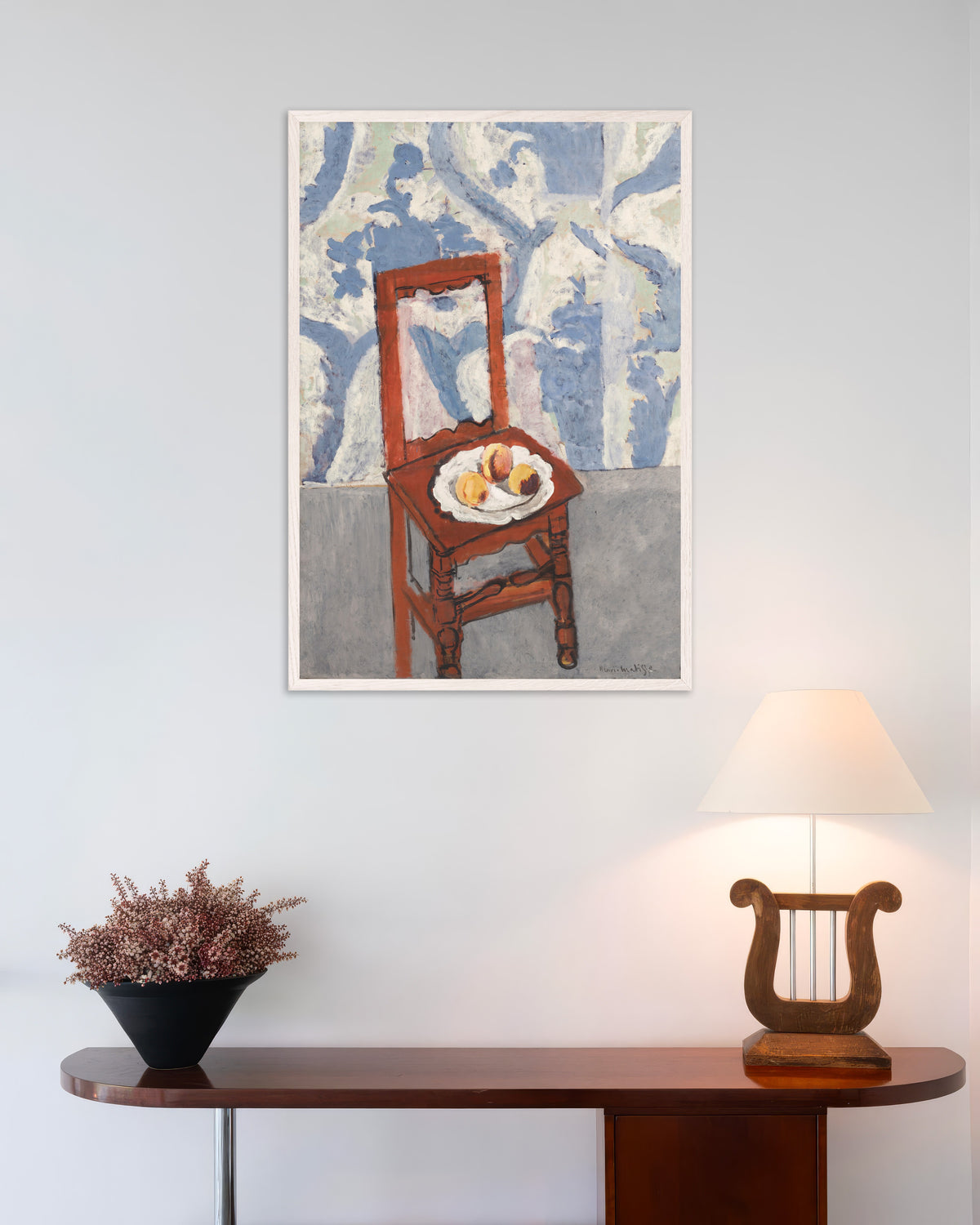 Plakat Krzesło z Lotaryngii (1919) autorstwa Henri Matisse’a w białej drewnianej ramie