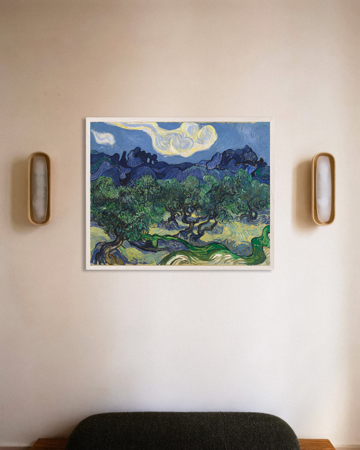 Plakat Drzewa oliwne (1889) Vincenta van Gogha w białej drewnianej ramie