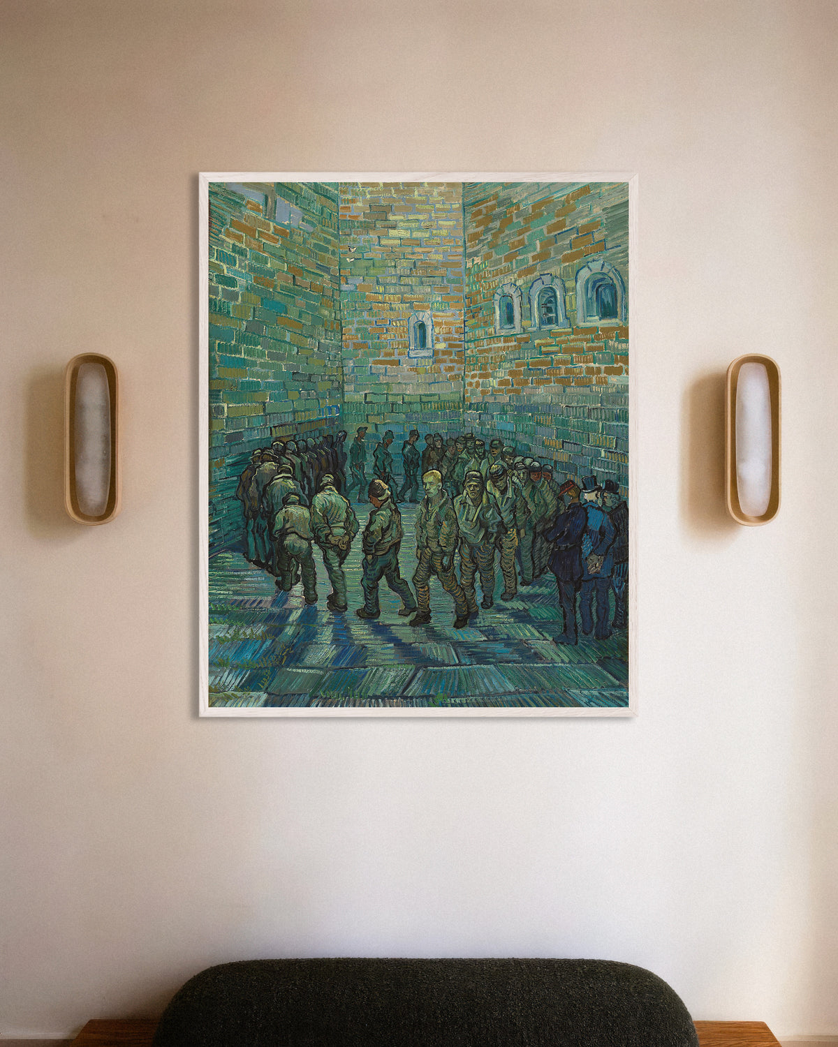 Plakat „Dziedziniec więzienny, według Doré (1890), Vincent van Gogh” w białej drewnianej ramie