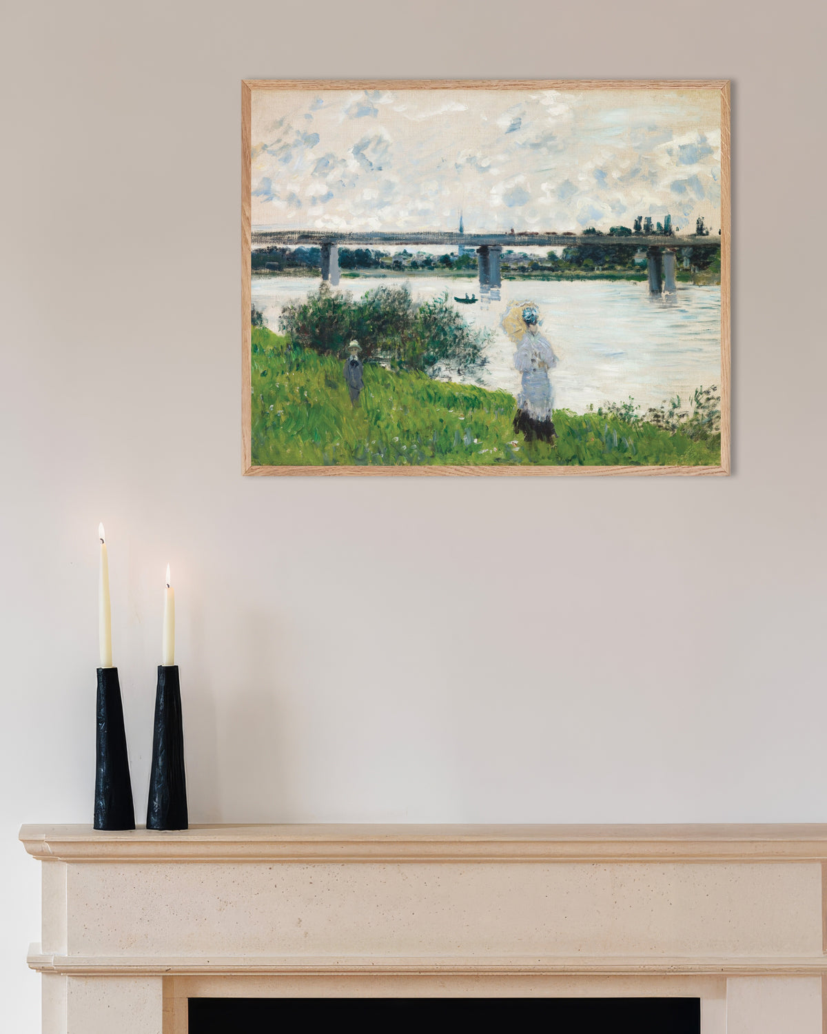 Plakat Spacer przy moście kolejowym, Argenteuil (1874), Claude Monet, w ramie z naturalnego drewna