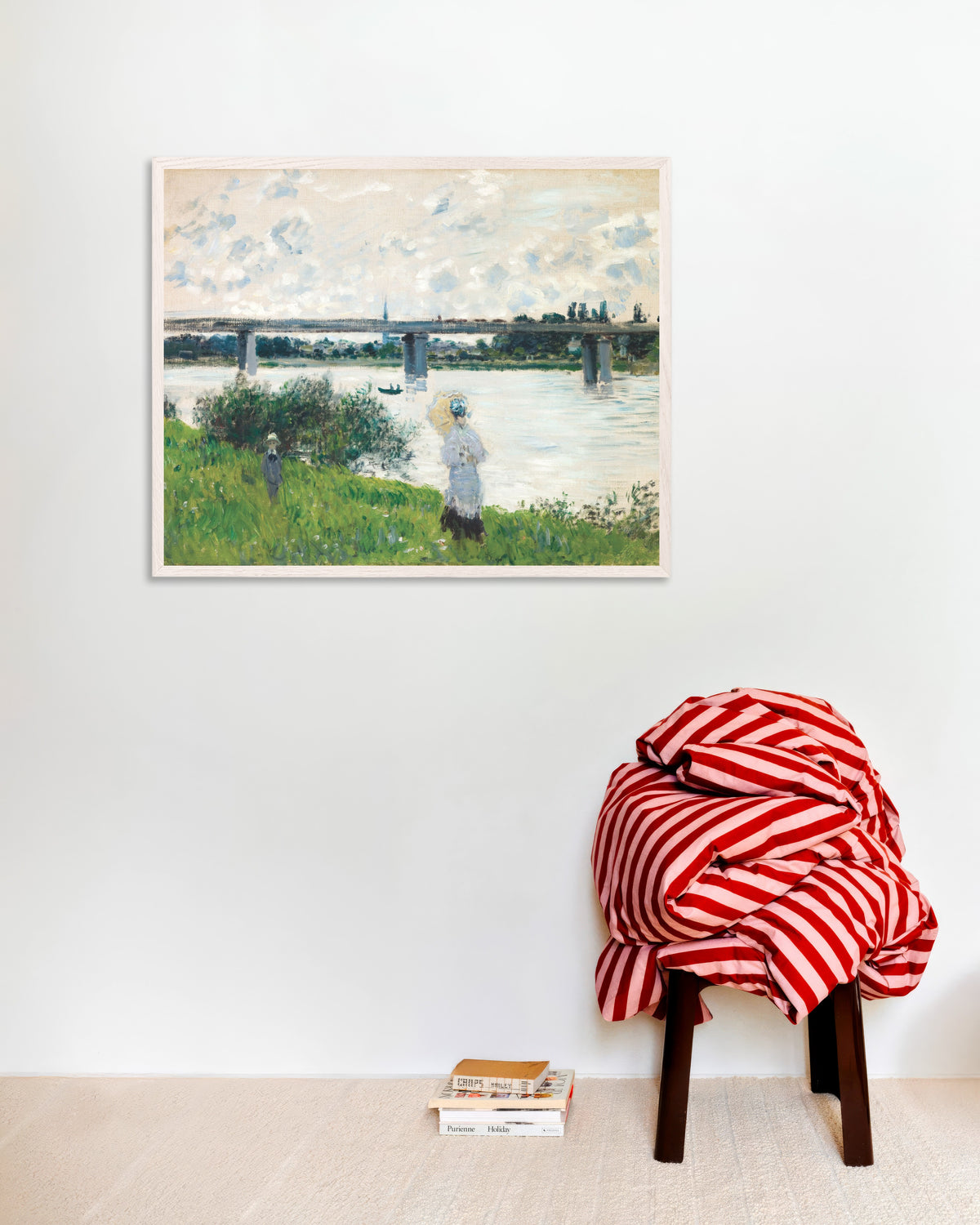 Plakat Spacer przy moście kolejowym, Argenteuil (1874), Claude Monet, w białej drewnianej ramie