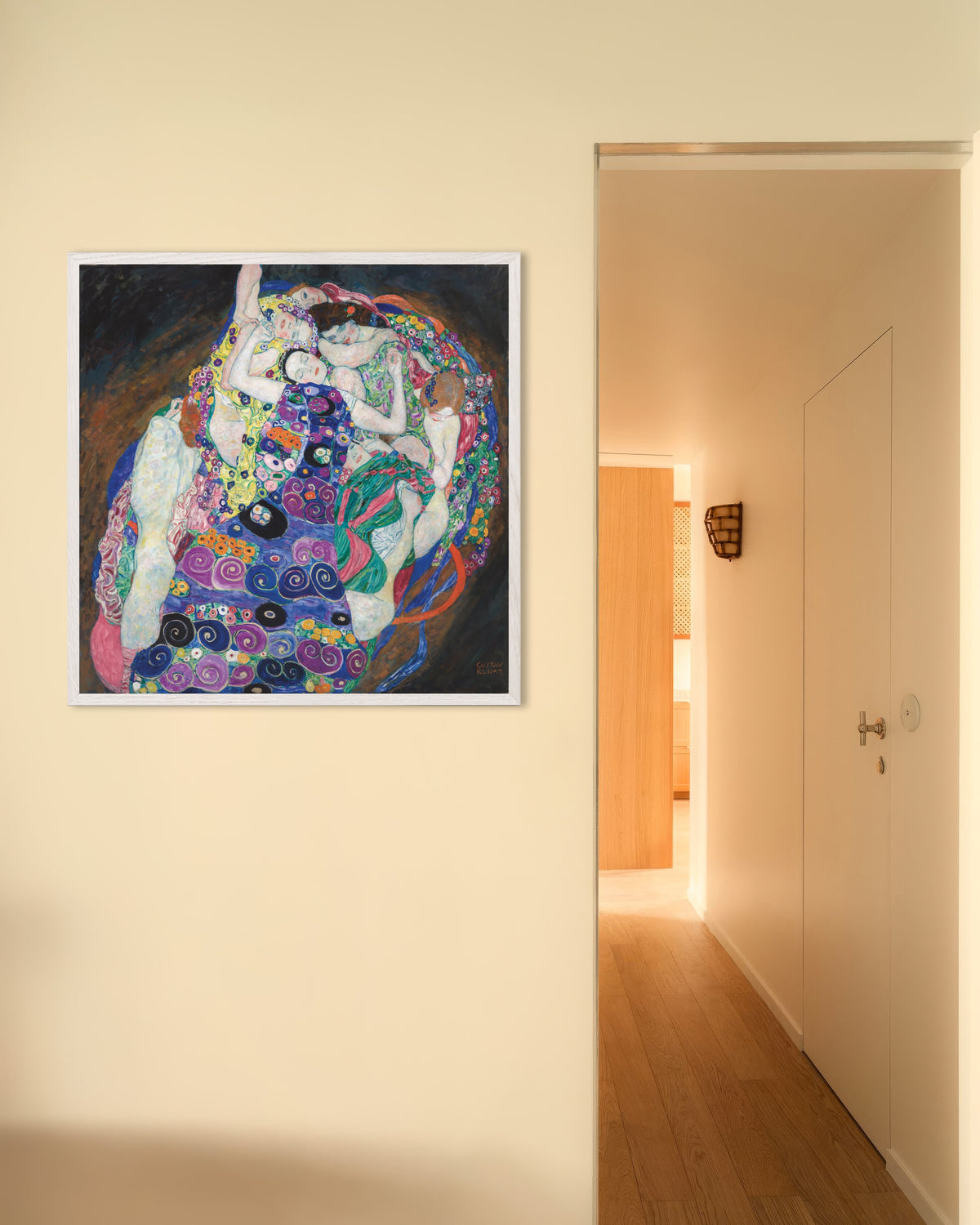 Plakat Dziewica (1913), Gustav Klimt, w białej drewnianej ramie