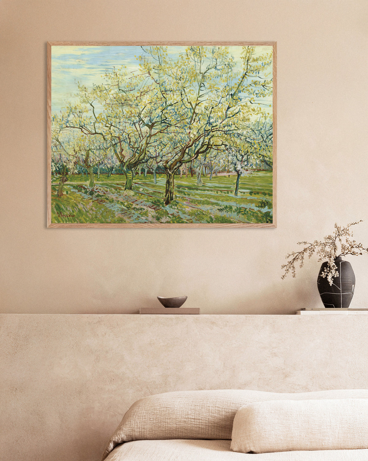 Plakat „Biały sad (1888), Vincent van Gogh” w ramie z naturalnego drewna