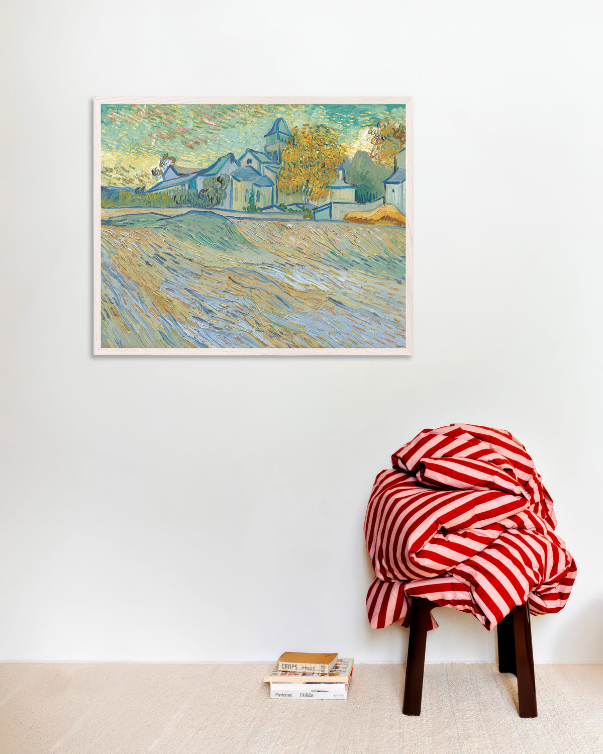 Plakat „Widok na przytułek i kaplicę w Saint-Rémy (1889), Vincent van Gogh” w białej drewnianej ramie