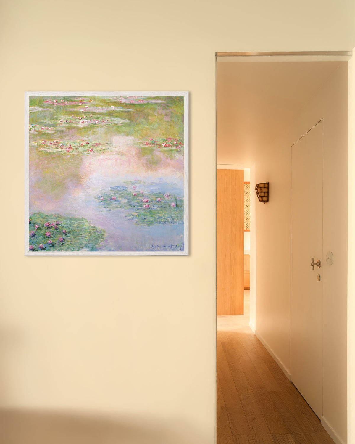 Plakat Nenufary, różowe odbicia (1907), Claude Monet, w białej drewnianej ramie