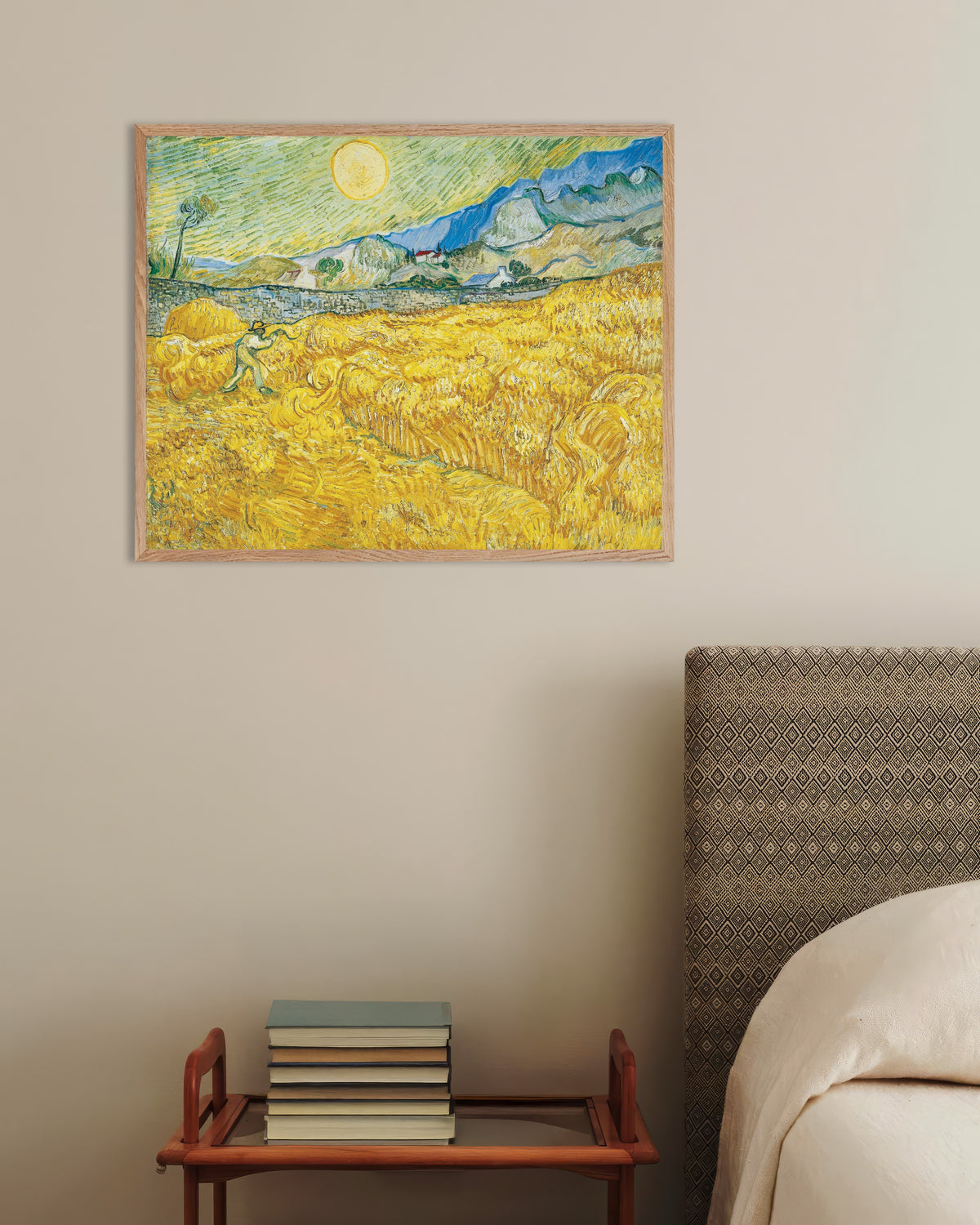 Plakat „Pole pszenicy za szpitalem Saint-Paul z żniwiarzem (1889), Vincent van Gogh” w ramie z naturalnego drewna