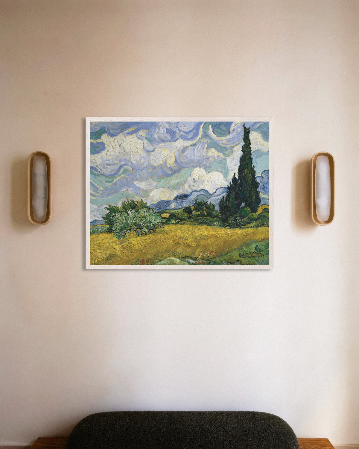 Plakat „Pole pszenicy z cyprysami (1889), Vincent van Gogh” w białej drewnianej ramie