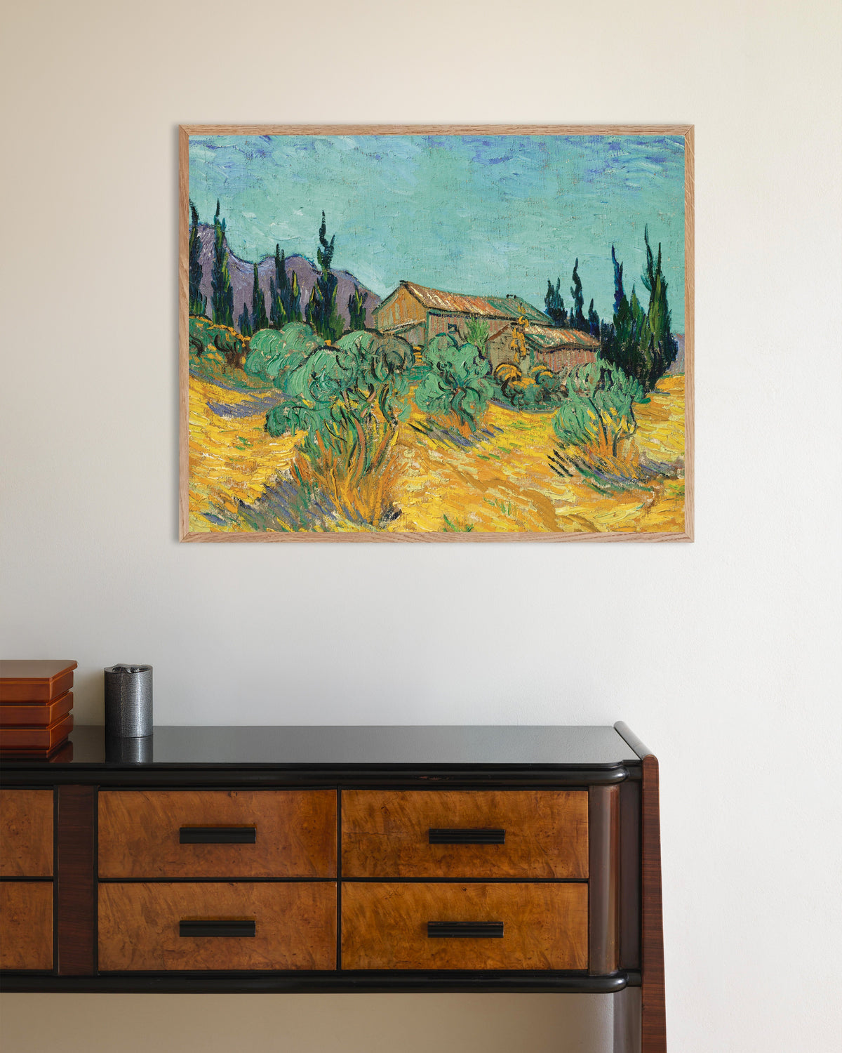 Plakat „Drewniane chaty wśród drzew oliwnych i cyprysów (1889), Vincent van Gogh” w ramie z naturalnego drewna