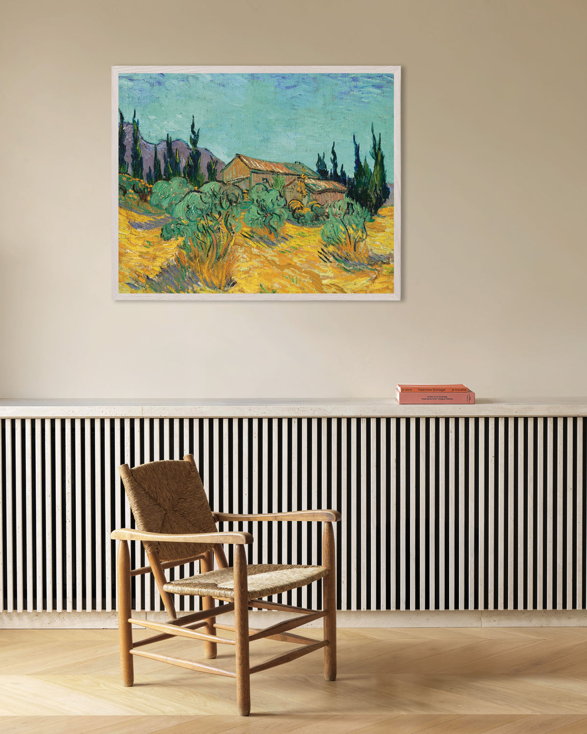 Plakat „Drewniane chaty wśród drzew oliwnych i cyprysów (1889), Vincent van Gogh” w białej drewnianej ramie